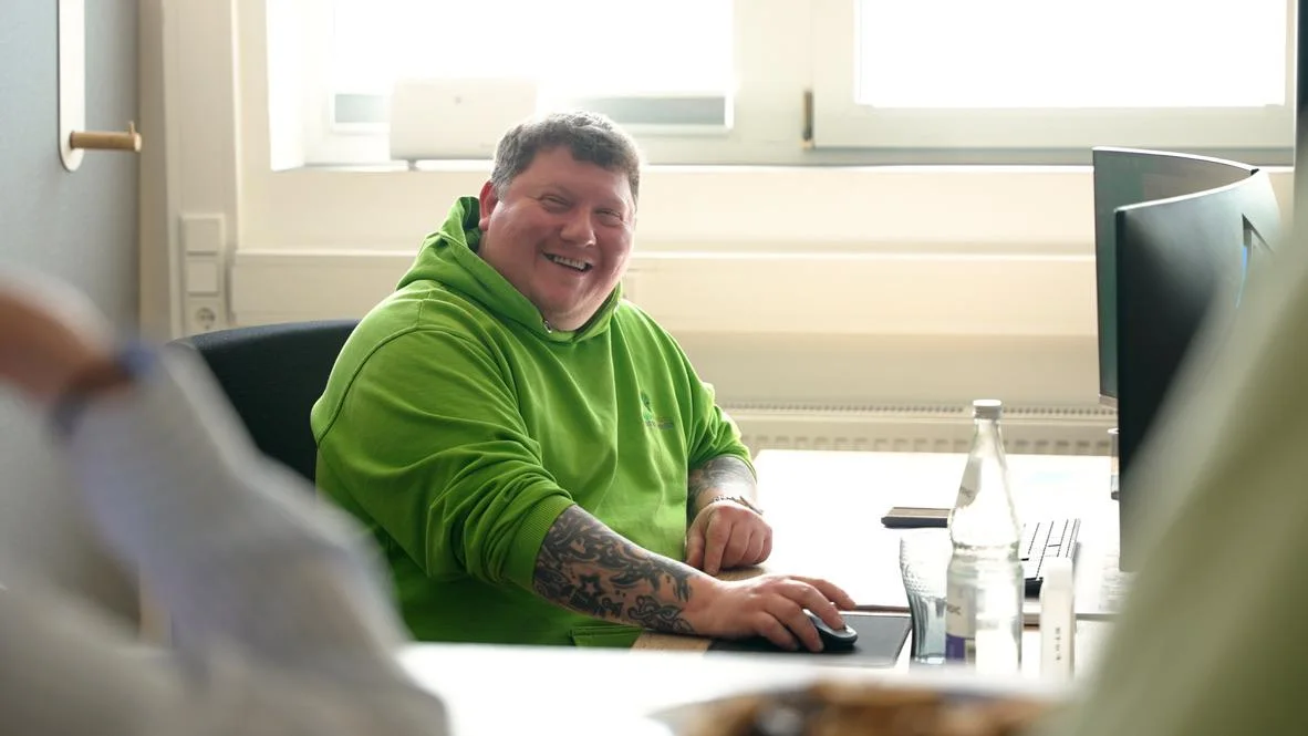 Patrick Mößner, Pflegedienstleitung Nordfriesland, im Büro